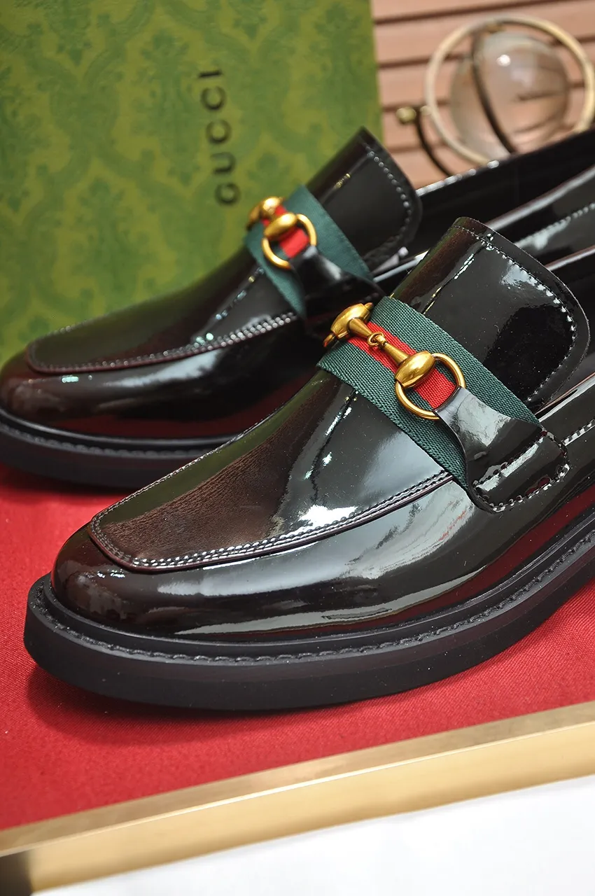 Factory price 540💶Italy’s top luxury men’s shoe giant (GUCCI) (Gucci) (full cowhide lining) new arrival🍃Original European style🔰 Pleasant to the eye😍In order to make the shoes more durable and non-deformable🌀The production continues to follow traditional methods but there is still no lack of innovation💪The original open-edge beaded cowhide is selected for the leather♻️ Smooth, natural and extra bright⭐Made of imported cowhide The rich man’s first choice 38-45 (45 customized)